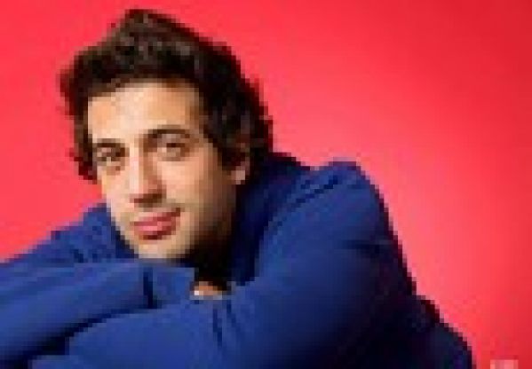 Buzz Musical : Max Boublil chante « T’es bonne mais… »