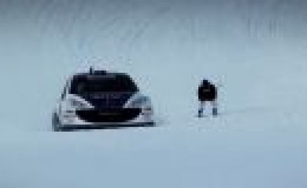 Peugeot 207 contre Skieur : qui remportera la course ?