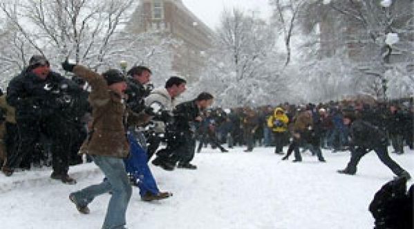 Record: La plus grande bataille de boules de neige du monde