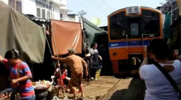 Quand le passage d’un train se trouve en plein milieu d’un marché en Thaïlande …