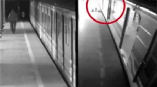 Une femme est percutée par un métro à deux reprises et survit miraculeusement!