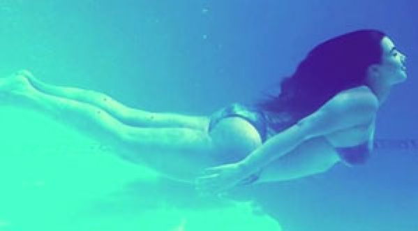 Kim Kardashian dévoile ses formes sous l’eau !