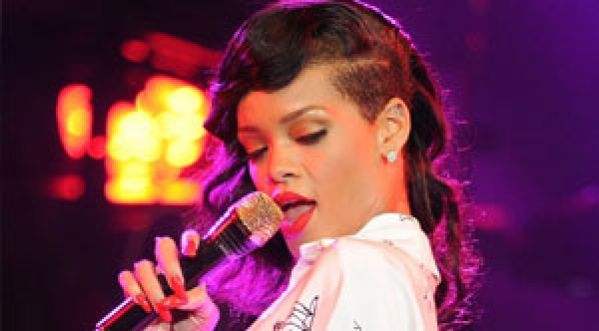 Rihanna fait un retour Sexy après avoir annulé des concerts