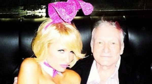 Paris Hilton dans un costume Sexy pour Pâques à La Demeure Playboy