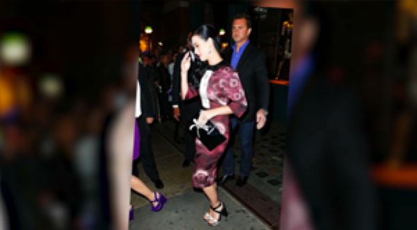 Katy Perry est ravissante dans une robe à fleurs