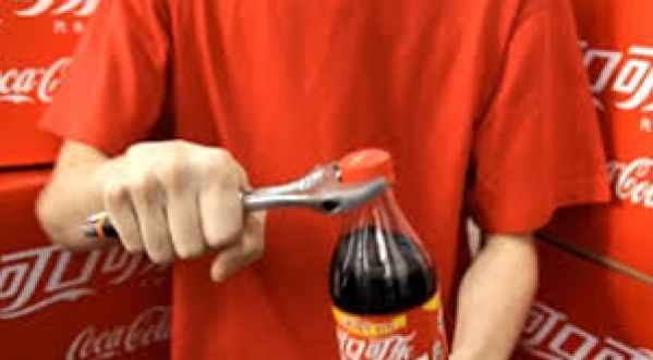 En Chine, ce sont les hommes qui ouvrent les bouteilles de Coca-Cola