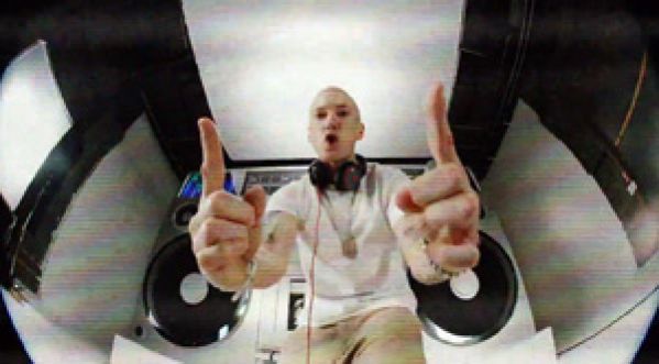 EMINEM PLUS EN FORME QUE JAMAIS DANS SON NOUVEAU CLIP « BERZERK »