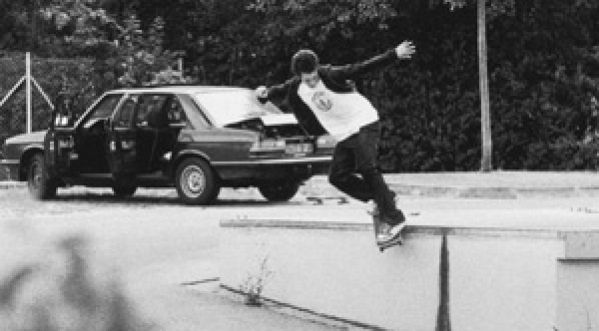 MICHEL MACKRODT SKATE ENTRE BERLIN-EST ET BERLIN-OUEST