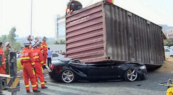 Un container entier écrase leur voiture, ils ressortent indemnes !