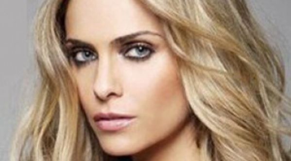 Clara Morgane dans une pub pour des cornichons !