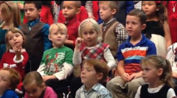 Au concert de Noël de son école, une petite fille traduit en langage des signes pour ses parents sourds !