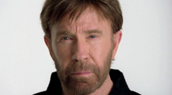 Chuck Norris revisite l’Epic Split de Jean-Claude Van Damme