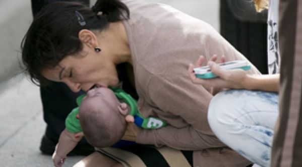Grâce au bouche à bouche, elle sauve un bébé de 5 mois
