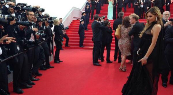 Le sein de Nabilla sur le tapis rouge à Cannes !