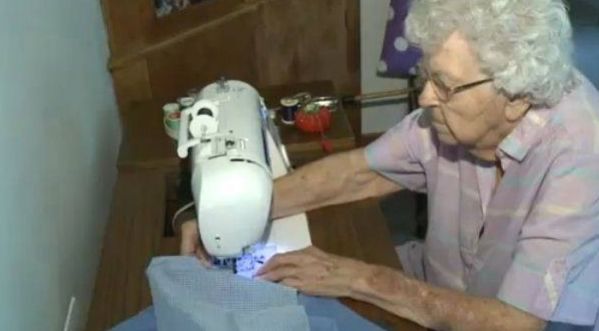 Cette femme de 99 ans fait une nouvelle robe chaque jour pour les enfants dans le besoin !