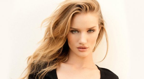 Adopte le look de Rosie Huntington Whiteley avec DRESS LIKE VIP !