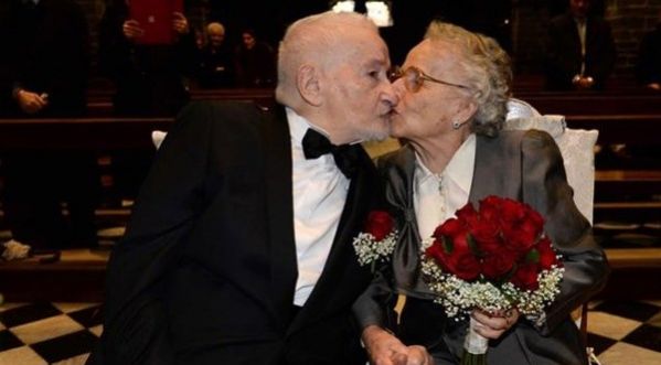 Un couple d’italien séparé par la guerre à l’adolescence se retrouve et se marie 70 ans après!