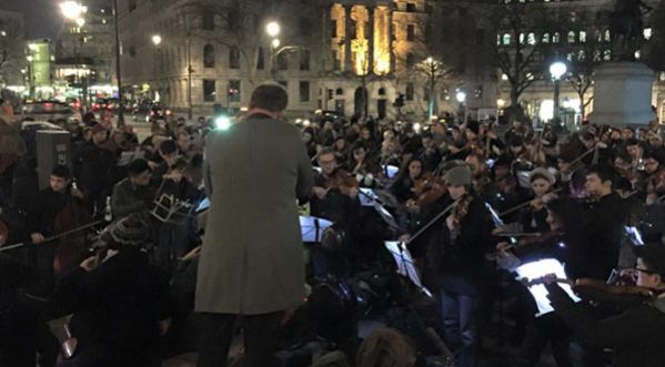 Découvrez l’hommage émouvant de 150 musiciens londoniens à Charlie Hebdo !