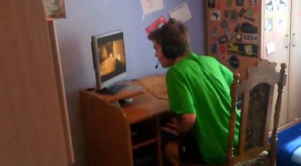 Vidéo : ce jeune homme détruit son ordinateur ; frustré d’avoir perdu à Counter Strike