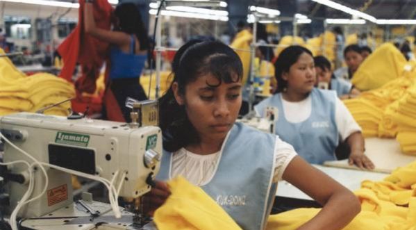 SweatShop la nouvelle émission de téléréalité qui envoie des blogueurs mode travailler à l’usine!