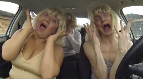 Parodie des 3 chanteuses dans une voiture par des russes !