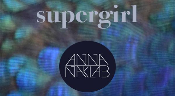 Anna Naklab dévoile sa reprise de « Supergirl » feat. Alle Farben & Younotus !