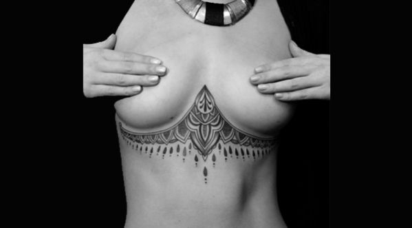 En vogue : Le tatouage sous les seins !
