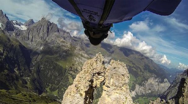 Wingsuit : Il traverse un creux à 200km/h en plein vol !