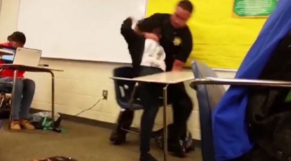 Un policier brutalise une élève noire aux USA