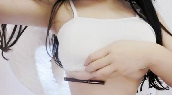 Tendance WTF : L’Underboob Pen Challenge !