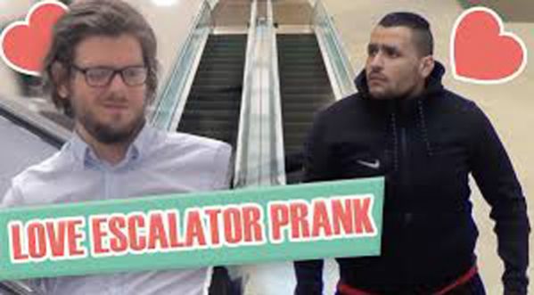 Ils touchent les mains d’autres hommes sur un escalator !