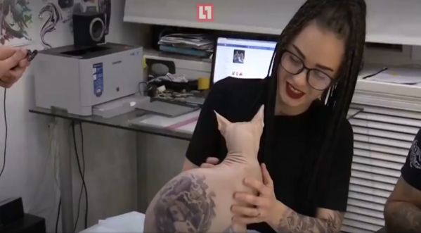 WTF: Un tatoueur russe tatoue son chat!