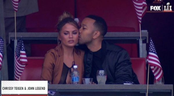 Chrissy Teigen fait le buzz lorsqu’elle est apperçue par les caméras du Super Bowl et devinez pourquoi…