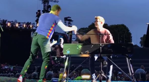 Un jeune inconnu se retrouve sur scène avec COLDPLAY