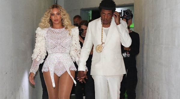 Beyoncé et Jay-Z arborent le nouveau maillot des Bleus lors de leur concert au Stade de France