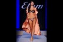 FASHION WEEK: Etam fait ses mannequins défiler en dessous dans Paris!