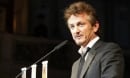 Sean Penn aide un barman !