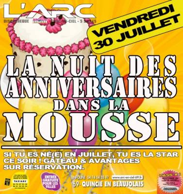 Nuit des anniversaires dans la mousse