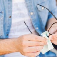 Fini les traces et salissures sur les lunettes avec ce secret de nettoyage des opticiens