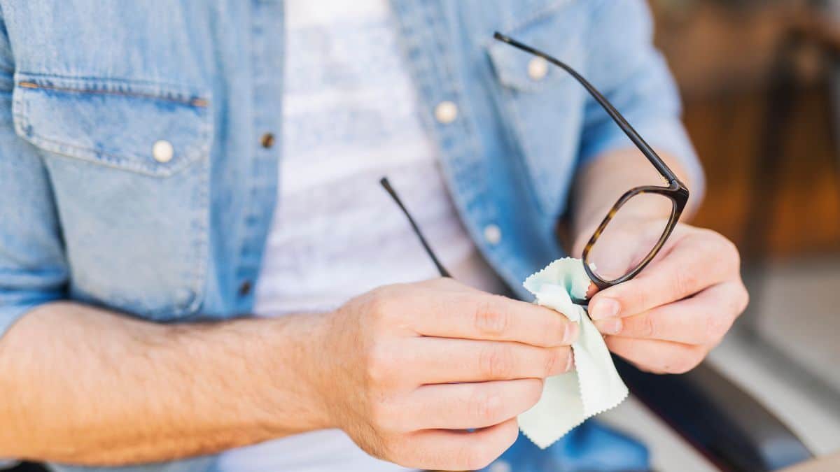 Fini les traces et salissures sur les lunettes avec ce secret de nettoyage des opticiens