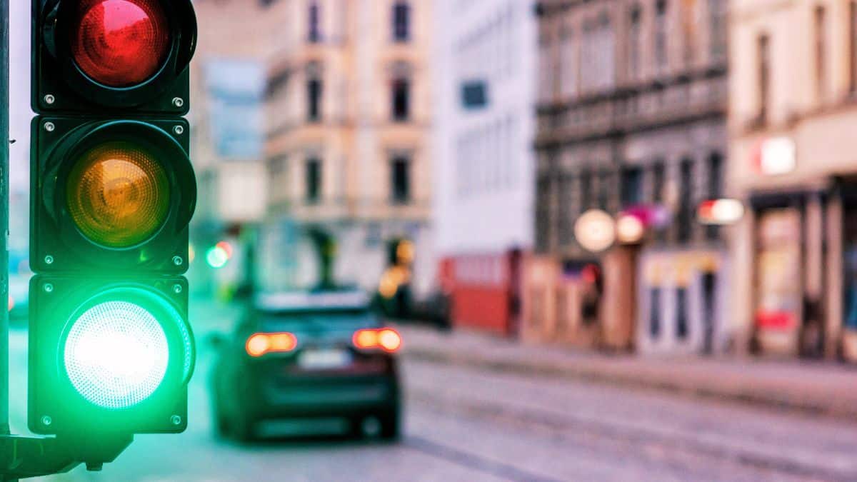 Cette lourde amende pour les automobilistes qui passent au vert mais sans respecter cette règle peu connue