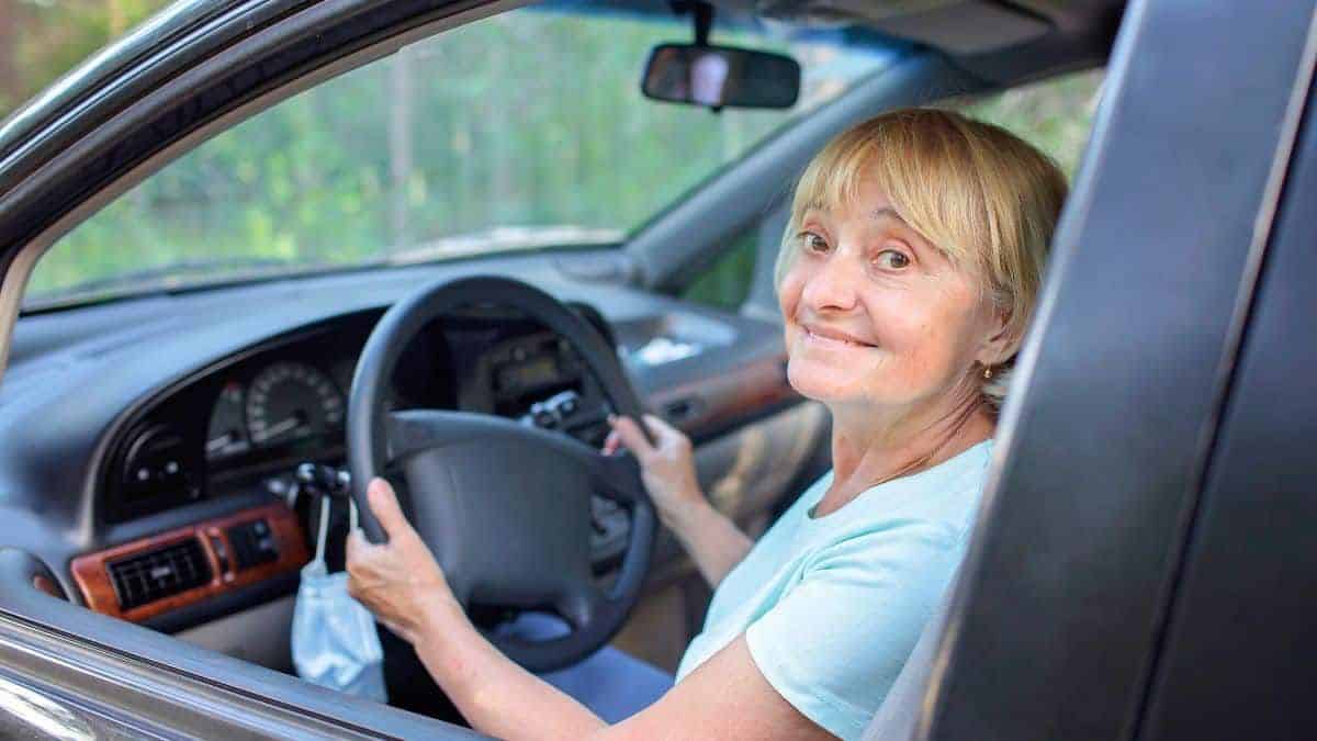 Un contrôle régulier des conducteurs seniors pour garder leur permis de conduire