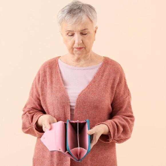 Ces arnaques explosent chez les seniors, nos conseils pour bien les protéger