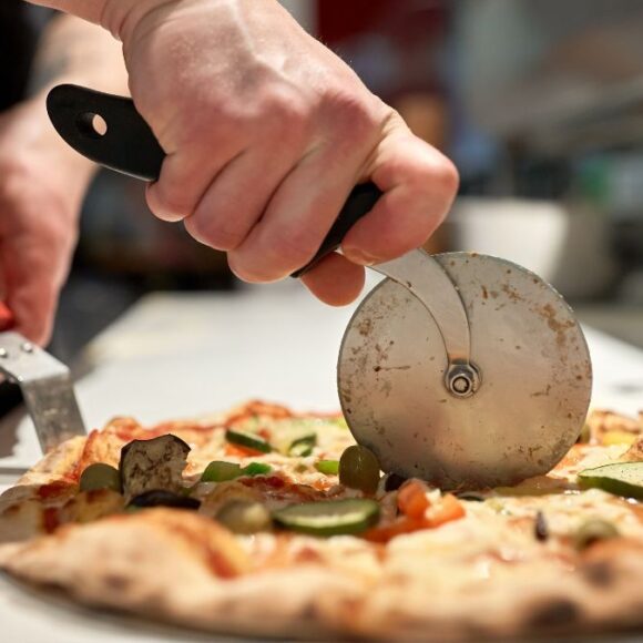 La meilleure technique pour bien couper une pizza selon cette célèbre cheffe italienne