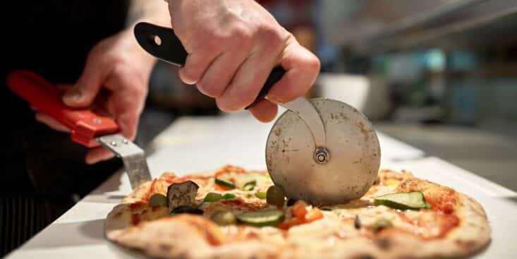 La meilleure technique pour bien couper une pizza selon cette célèbre cheffe italienne