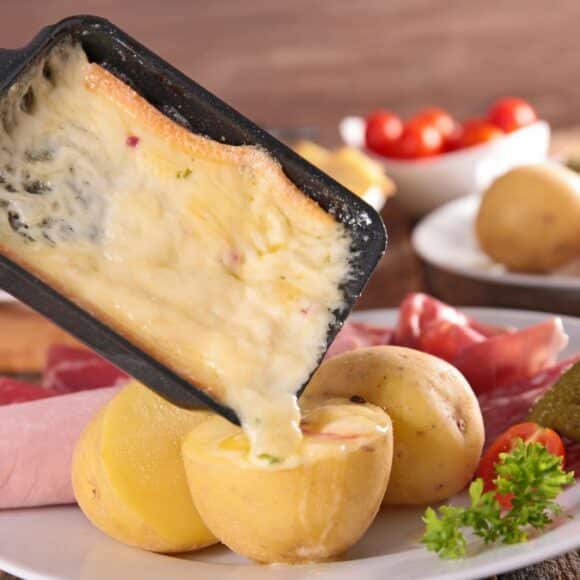 Ce comportement étrange de 1 français sur 3 pour manger une bonne raclette