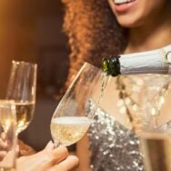 Ces 2 techniques pour refroidir sa bouteille de champagne en 10 min au réveillon du Jour de l’An