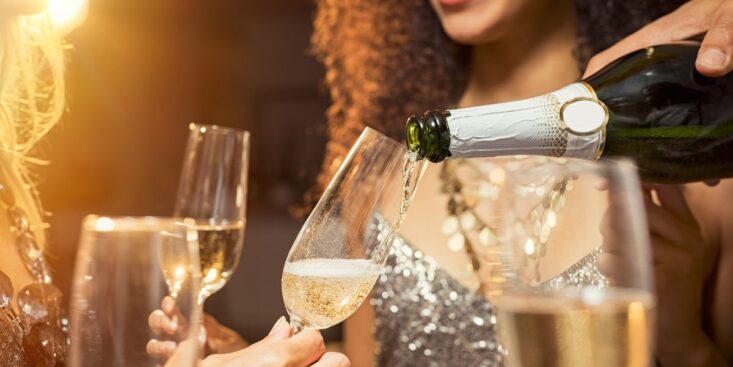 Ces 2 techniques pour refroidir sa bouteille de champagne en 10 min au réveillon du Jour de l’An