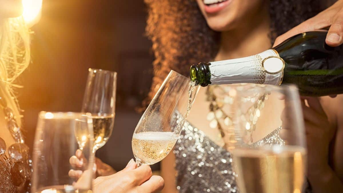 Ces 2 techniques pour refroidir sa bouteille de champagne en 10 min au réveillon du Jour de l’An