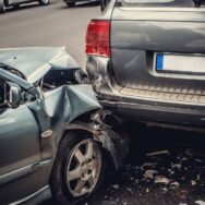 135 euros d’amende et 3 points en moins sur le permis de conduire pour avoir filmé un accident avec leur téléphone